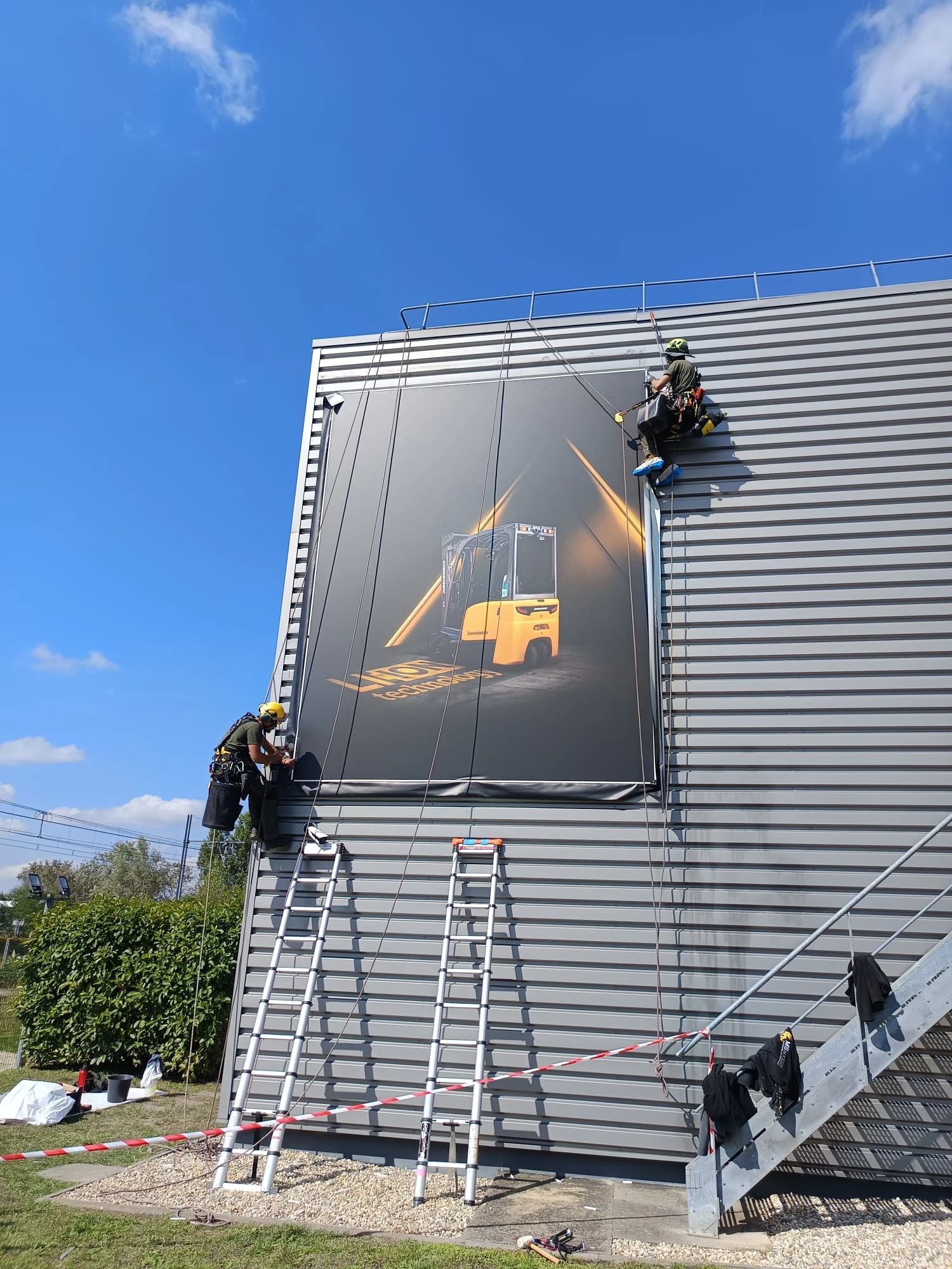 Intervention de cordistes MS Access pour visibilité renouvelée chez JUNGHEINRICH FRANCE SAS à Bruges (bâtiment) – 3